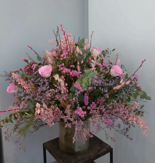 Wunderschöner haltbarer Strauß in Rosa tönen! 🌸

#strauss #Lüneburg ##Pink #blumen ##Blumengalerie #lüneburgheide #farbe #rosen #Eukalyptus #love #hortensien