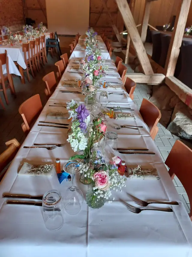 Diesen Traum von Wiese und Pastelltönen durften wir am Wochenende in @gut.holtorf eindekorieren. 🌸
#Brautstrauß #pastellove #Hochzeit ##bunt #rosen #Pink #flower #blau #Lüneburg #lüneburgheide #blumenladenlüneburgerheide #Blumenladen #Hochzeit #heiraten