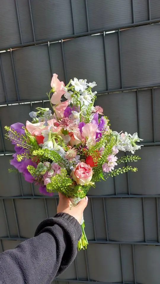 Sommerlicher bunter Brautstrauß 🌼
Schreibt uns gerne für euren Individuellen Brautstrauß! 
#lüneburg #blumen #lüneburgheide #blumengalerie #bunt #brautstrauß #blumen #hochzeit #rosen #hochzeitssaison