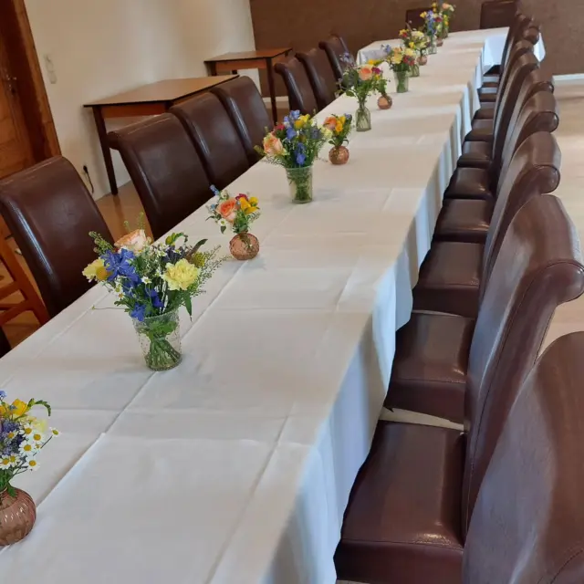 Dieses Wochenende hatten wir im @heide_hotel  eine sommerliche Hochzeit, auch in der Kirche in Reinstorf haben wir die Blumen eindekoriert.🌸
#sommer ##bunt #blumen #Blumengalerie #Lüneburg #Reinstorf #Brautstrauß ##hochzeit #blumenladenlüneburgerheide #Reinstorf #Kirche #Kapelle #tischdeko