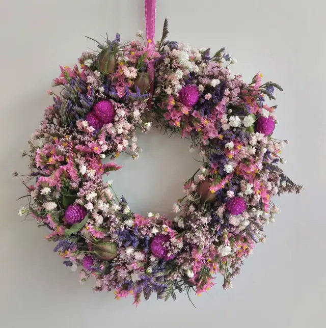 Wir zaubern euch euren individuellen Türkranz! 🌸
#Kranz #beerenfarben #blumenliebe  #Blumenladen #blumenladenlüneburgerheide #Blumengalerie #Türkränze