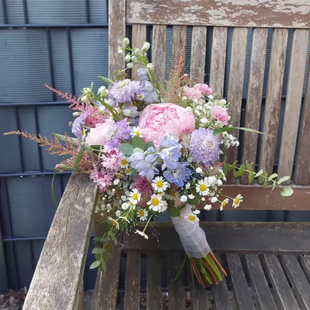 Es ist Zeit zum Heiraten! Wir durften einen wunderschönen Brautstrauß Zaubern! 🌸
#Hochzeitssaison #Hochzeit #Brautstrauß ##pfingstrosen #weiß #eucalyptus #Blumenladen #blumenstrauß #Blumengalerie #Lüneburg