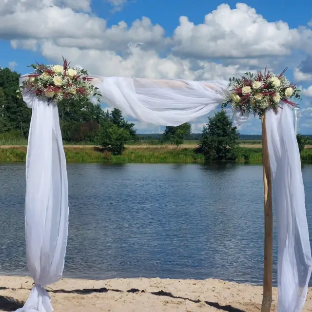 Traubogendekoration mit Heide am Reihersee 🌸
#heide #reihersee #traubogen #heiraten #2025 #Lüneburg #lüneburgheide #weiß #rosen #heide
