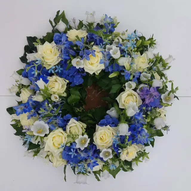 Unser Azubi hat sein ersten Urnenkranz gemacht, wir finden er ist schon richtig schön geworden👏
#blumengalerie #Lüneburg #trauer #Blumen #trauerfeier #blau #weiß #rosen #urne #urnenkranz