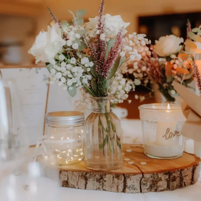 Eine Hochzeit passend zur Jahreszeit mit Heide in der Tischdekoration🍁🍂🍁🥮
#herbst #Lüneburg #heide #weis #weiß #Blumen #tischdeko #Blumengalerie #rosen