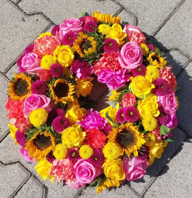 Ein Trauerkranz muss noch nur Weiß/ Grün sondern kann auch farbenfroh sein.🌻🌼🌸🌷🌹
#blumenschmuck #trauer #urnenbeisetzung #urnenkranz #urnenschmuck #sonnenblumen 
#rosen #Pink #gelb