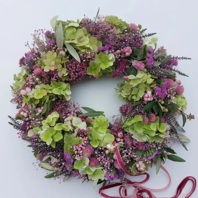 Hier kommt noch ein handgewickelter Herbstkranz bevor es in den Advent geht.💐🎄
#kranz #türkranz #hortensie #rosa #handgewickelter #handgemacht 
#lüneburg #lüneburgerheide #floristik #heide