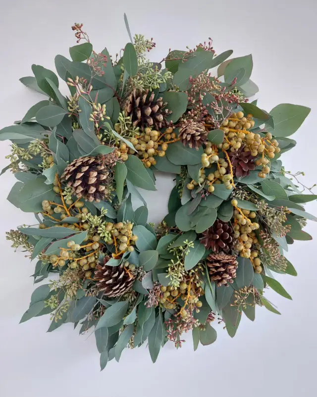 Natürlicher Türkranz mit Eucalyptus und Zapfen 🎄💐
#Türkranz #zapfen #eucalyptus #lüneburg #lüneburgerheide #Advent #winterlich #winter