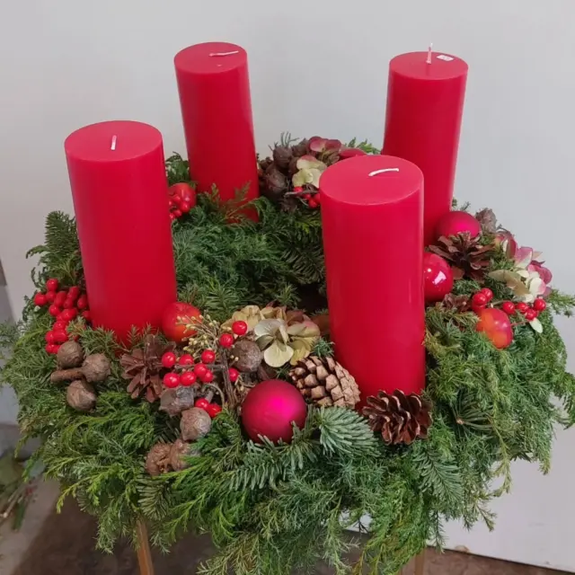 Der erste Advent steht vor der Tür🎄
Wir haben noch schöne Kränze und 
#blumen #Advent #adventszeit #Rot #Weihnachten #Lüneburg #blumen #winter #winterlich #kugeln