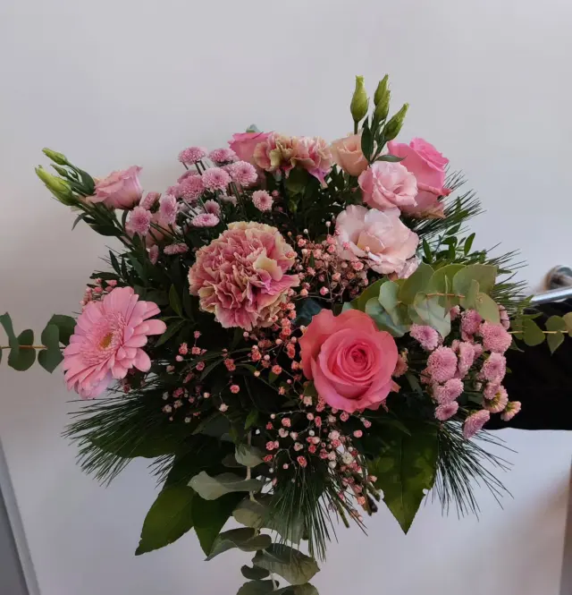 Ein Winterlicher Strauß in Pink 🌸
#Pink #strauss #winter #blumengalerie #Rosa