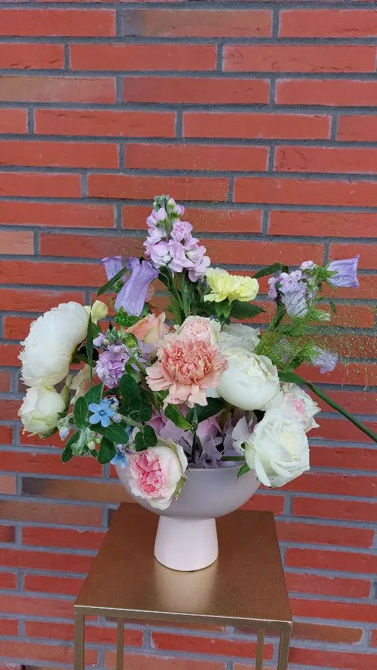 Pastelltöne, frische Blüten und ganz viel Liebe 🌿

#lüneburg #blumengalerieantjecardano #gesteck #peonie #pastell