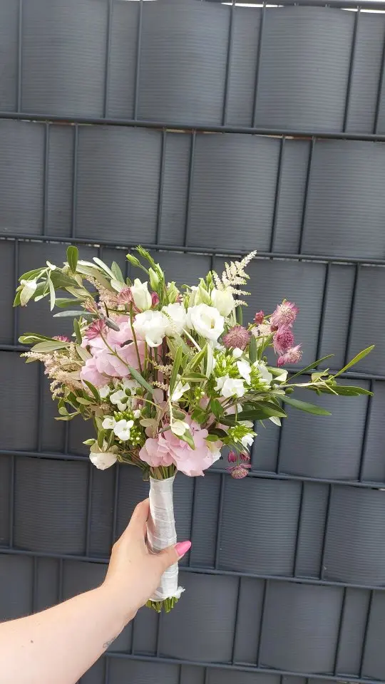 Elfenhafter Brautstrauß 🧚‍♀️💕❤️

#Blumengalerieantjecardano #lüneburg #Blumen #hochzeit #Rosa