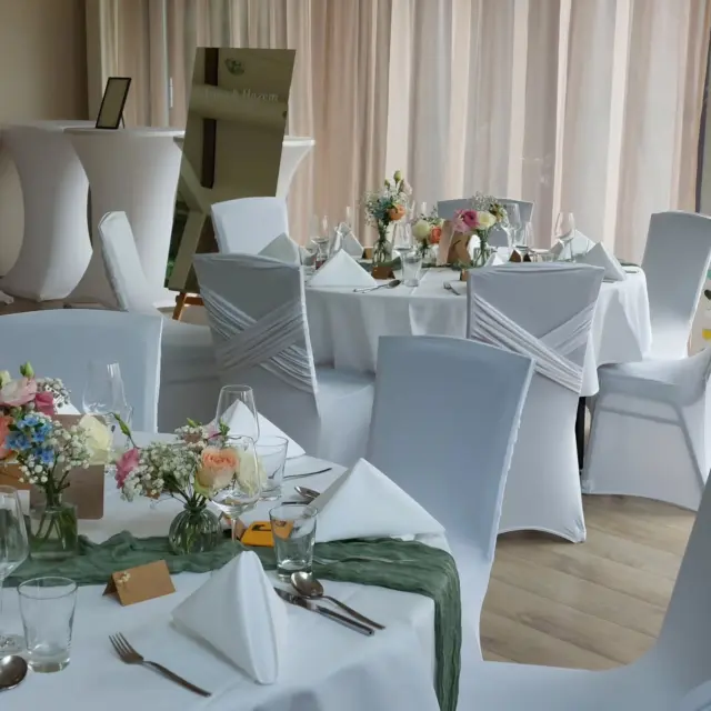 ✨ Liebe zum Detail, stilvolles Ambiente und ein festlich gedeckter Tisch – die perfekte Kulisse für besondere Momente. 🤍

#Lüneburg #blumengalerieantjecardano #forsthausroteschleuse  #hochzeit