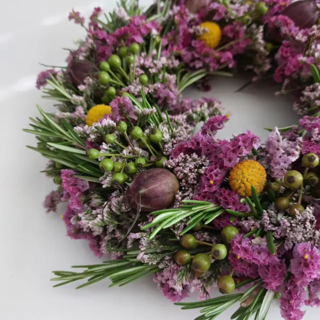 Ein Hauch von Herbst liegt schon in der Luft 🍂🌿
Zarte Rosa- und Violetttöne treffen auf warme Gelbakzente, grüne Beeren und duftenden Rosmarin – ein natürlicher Kranz, der den Spätsommer sanft mit den ersten herbstlichen Nuancen verbindet. 💜💛🍂

#Blumengalerieantjecardano #herbst #Türkranz #Lüneburg #sommer