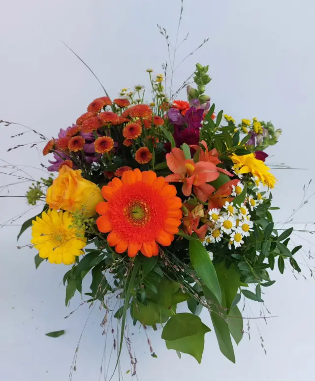 🌼 Herbstliche Farbenpracht in voller Blüte! 🧡💛
 Ein farbenfroher Blumenstrauß mit leuchtenden Gerbera, Chrysanthemen, Rosen und feinen Gräsern – perfekt, um ein Stück Herbstzauber nach Hause zu holen. 🍂✨

 💐 Diesen und viele weitere Sträuße könnt ihr auch bequem in unserem Onlineshop bestellen! 🛍️🌿

 #Blumenstrauß #Herbstblumen #Blumengalerieantjecardano ##lüneburg #Blumen