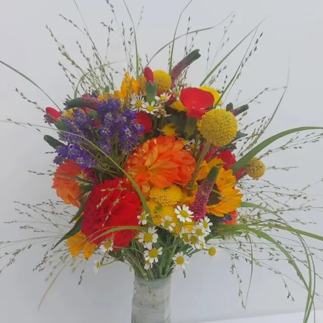 🌼🌿 Ein bunter Strauß voller Lebensfreude – so schön, wie die Natur selbst. ❤️🌻✨

#blumenliebe #blumenstrauß #lüneburg #buntundschön #Blumengalerieantjecardano